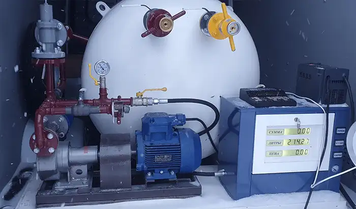 аправка газгольдера на туристическом объекте вблизи Семинского перевала Осуществляем регулярную доставку газа для объектов, расположенных в районе знаменитого Семинского перевала. Наш газовоз обеспечивает пополнение запасов топлива для газгольдеров, гарантируя комфорт и тепло для гостей туристических баз и горнолыжных комплексов. Это практичное и независимое решение для развития бизнеса в Горном Алтае.